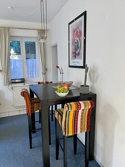 Essplatz mit Hochstühlen