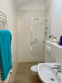 Modernes Duschbad mit Fussbodenheizung