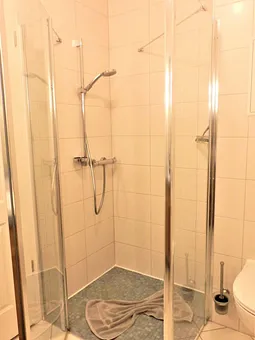 Bodentiefe große Dusche