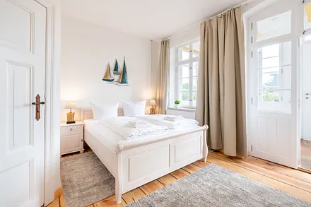 Schlafzimmer mit Doppelbett