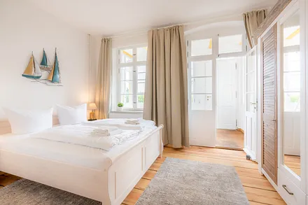 Schlafzimmer mit angenzendem Wintergarten 