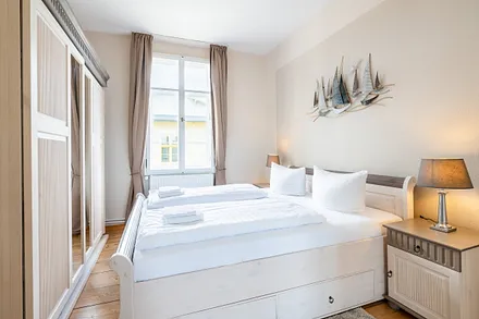 Schlafzimmer mit Doppelbett