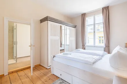 Schlafzimmer mit angrenzendem Bad