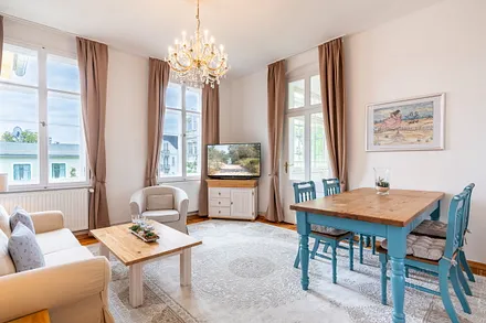 Wohn- und Essbereich mit angrenzendem Wintergarten