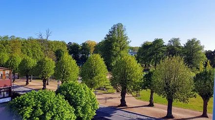 Blick vom Balkon auf die Lindenstraße, vorzügliche Lage