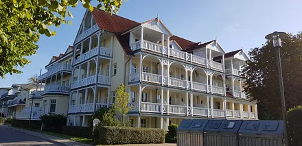 Zur Wohnung gehört der mittlere überdachte Balkon im Dachgeschoss