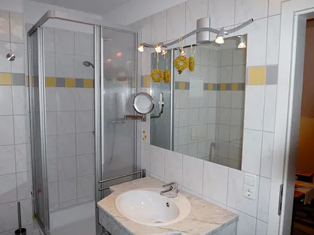 Duschbad mit Mamorwaschtisch