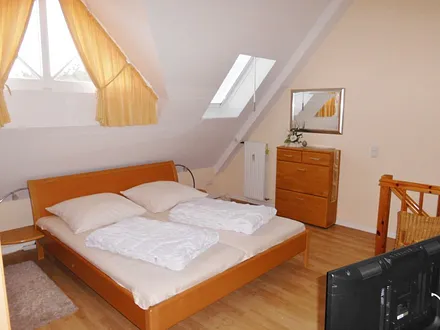Großzügiger Schlafraum auf der Empore mit zweitem Fernseher