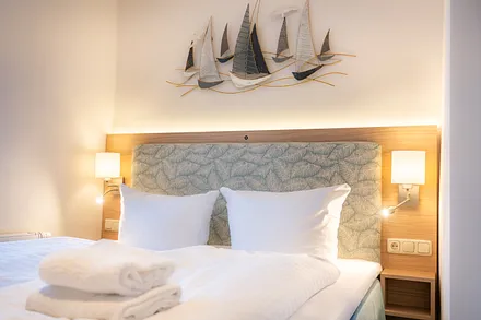 Schlafzimmer mit Doppelbett