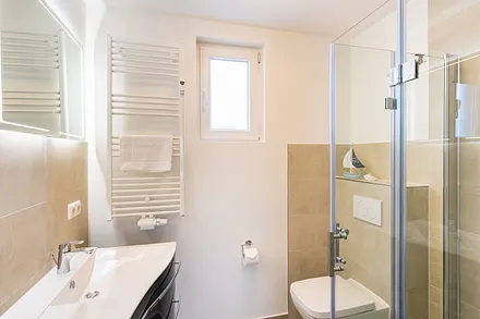 Badezimmer mit Regendusche