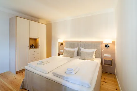 Schlafzimmer mit Doppelbett