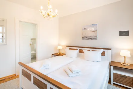 Schlafzimmer mit Doppelbett 