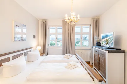 Schlafzimmer mit Doppelbett 