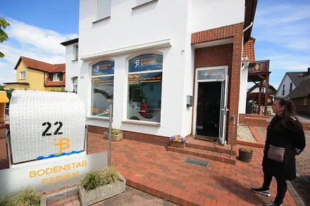 Ihre Rezeption für Check-In und Informationen in der Hauptstr. 49