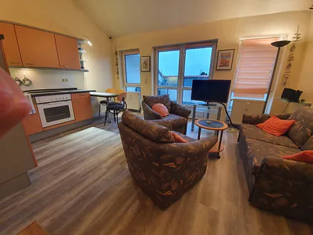 Wohnzimmer mit offener Kueche