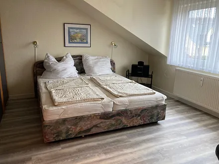 Doppelbett im Schlafzimmer