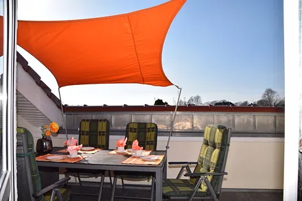 Ein großzügiges Sonnensegel bietet Schatten an den vielen sonnigen Tagen