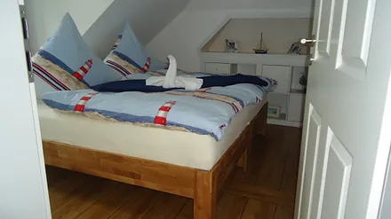 1. Schlafzimmer mit Doppelbett 180x200cm (Betten können auch einzeln stehen)