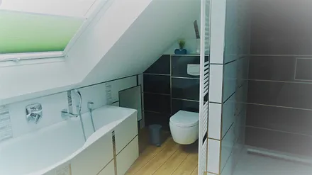 Bad mit WC, Dusche und Badewanne