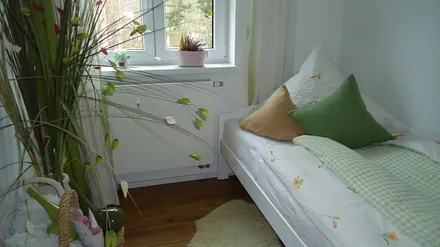 3. Schlafzimmer mit Einzelbett 190x90cm, Verdunklungsschal und Fernseher