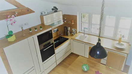 komfortable Küche mit Esstisch