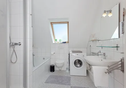 Bad mit Badewanne,Dusche und Waschmaschine 