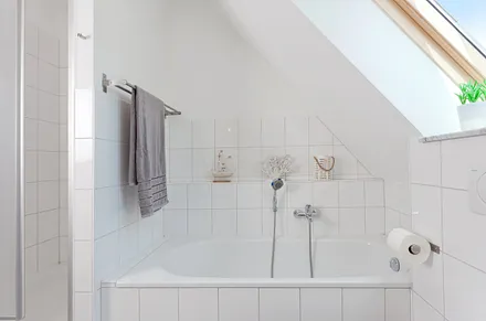 Bad mit Dusche, Waschmaschine und Badewanne 