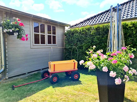 Mit dem Bollerwagen geht es los zum Strand