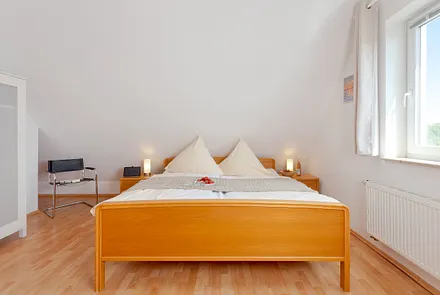 Schlafzimmer Nummer 4 mit Doppelbett 