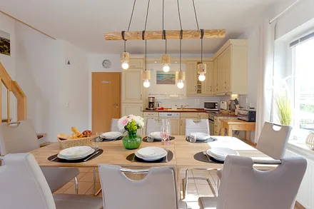 Küchenbereich mit Ceranfeld, Geschirrspüler, Kühlschrank,