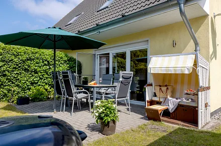 Sonnenterrasse mit Grill und Strandkorb lädt ein zum relexen 