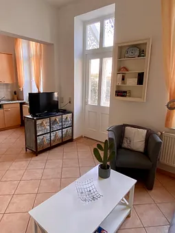 Offener Wohn-Küchenbereich mit Tür zum Garten