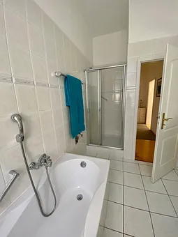 Badewanne mit Dusche