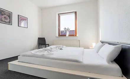 Schlafzimmer mit Doppelbett