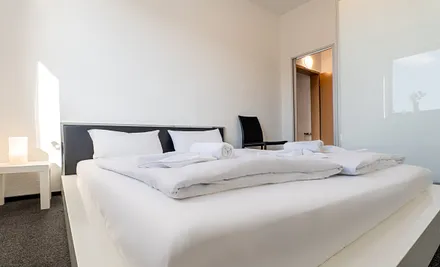 Schlafzimmer mit Doppelbett