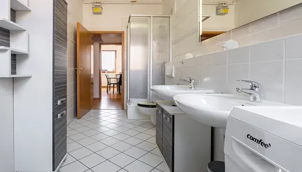 Bad mit Dusche und Waschmaschine