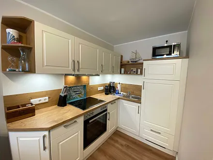 offene Eck-Küchenzeile mit Kühlschrank mit Gefrierfach, Geschirrspüler, 4 Zonen Ceranfeld mit Backofen, Mikrowelle, Kaffeemaschine und zusätzlich einer Nespresso Kapsel-Maschine,Toaster & Wasserkocher