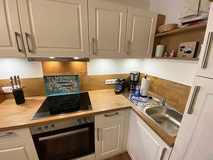 offene Eck-Küchenzeile mit Kühlschrank mit Gefrierfach, Geschirrspüler, 4 Zonen Ceranfeld mit Backofen, Mikrowelle, Kaffeemaschine und zusätzlich einer Nespresso Kapsel-Maschine,Toaster & Wasserkocher