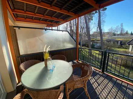 bestuhlter Balkon (Süd/West) mit Sonnenschirm