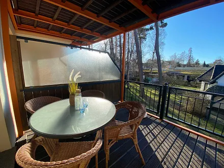 bestuhlter Balkon (Süd/West) mit Sonnenschirm