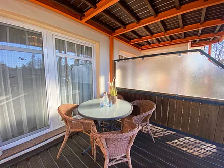 bestuhlter Balkon (Süd/West) mit Sonnenschirm