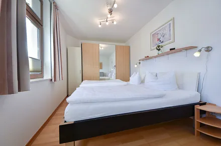 Schlafzimmer mit Doppelbett