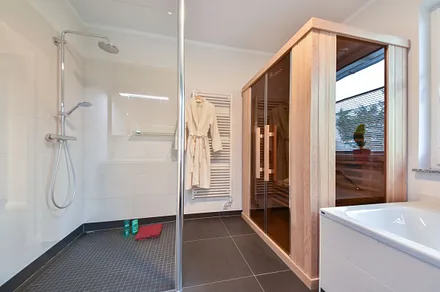 Bad mit Dusche, Badewanne und Sauna