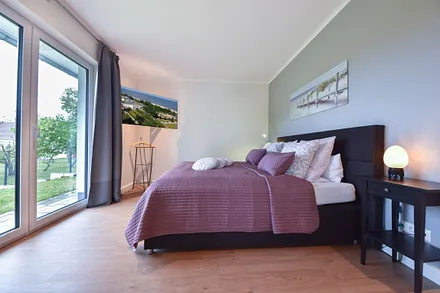 Schlafzimmer mit Doppelbett