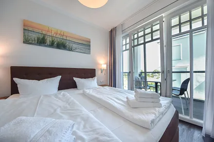 Schlafzimmer mit Zugang Balkon