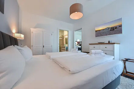 Hauptschlafzimmer mit Zugang zum eigenen Bad