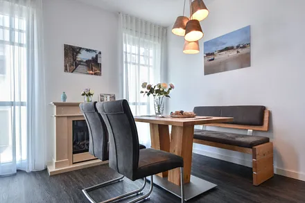 separater Esstisch im Wohnbereich