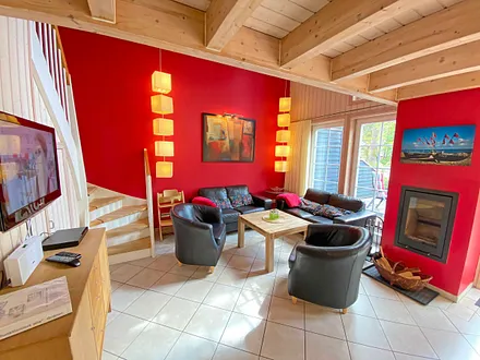 kombinierter Wohn-/Essbereich mit gemütlicher Ledercouchecke, 2 Sessel, Highboard mit Smart-TV, Blu-Ray-Player, Mini-Stereoanlage mit USB-Anschluss sowie ein Philips DAB Radio