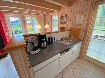 Einbauküche mit Geschirrspüler, Kühlschrank mit Gefrierfach, Ceranherd mit Backofen, Mikrowelle, Kaffeemaschine, SENSEO Kaffeemaschine, Wasserkocher, Toaster,Mixer und eine Auswahl an Küchenutensilien