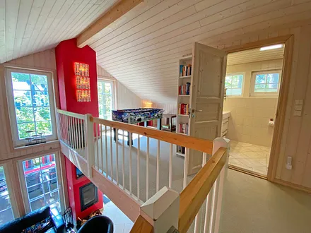 lichtdurchflutete Galerie mit Tisch - Kicker für gesellige „Fußballspiele“, Leseecke mit Sesseln 